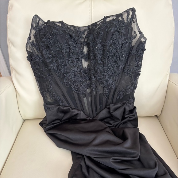 Elegant Black Lace Evening Dress - Picture 1 of 3